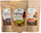 Das Qio-Entdecker-Bundle "Alphabet des Lebens" zeigt die drei edlen Manufaktur-Verpackungen von Sticca, Creca und Gebägg, die das neue Alphabet für Fokus, Energie und Stabilität repräsentieren.